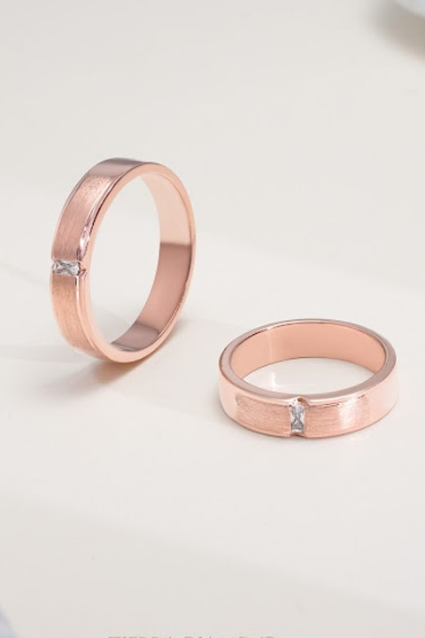 Nhẫn đôi kim cương đính chấu Tension - Kiểu đính chấu tinh tế và hiện đại nhất cho nhẫn đôi